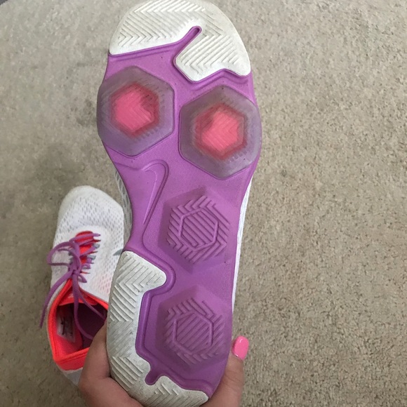 Women’s Nike Tennis Shoes - Picture 3 of 3